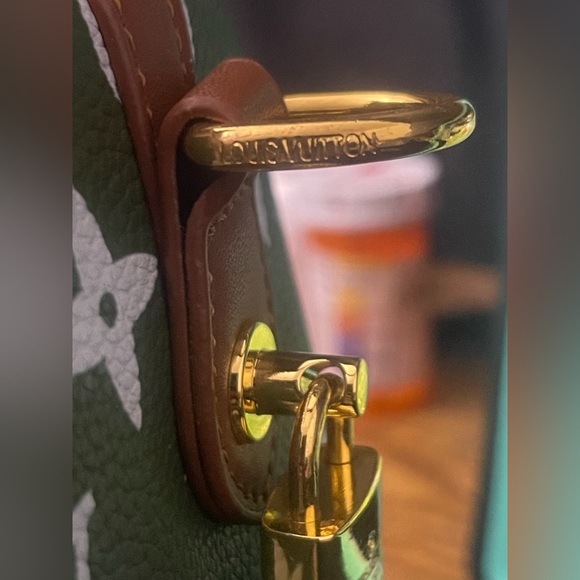 25cm Green Flower Speedy W/ Additional Small Pouch - Picture 5 of 13